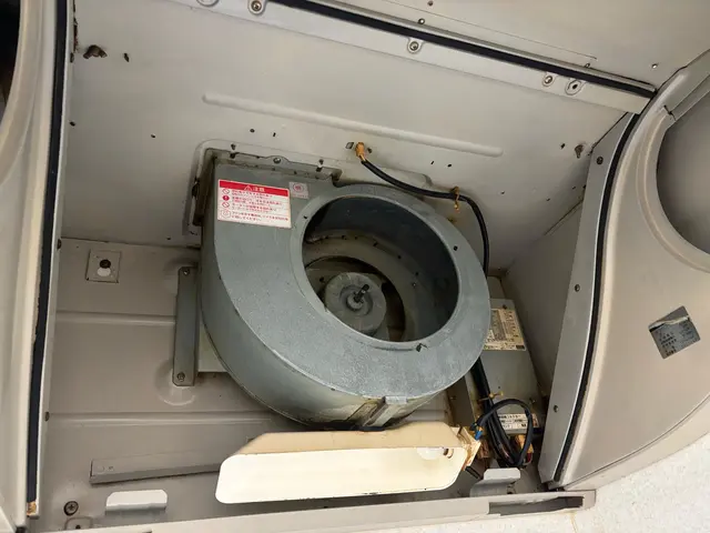 内部のファンまで分解してベタベタ油もしっかり落とします！サービスの画像