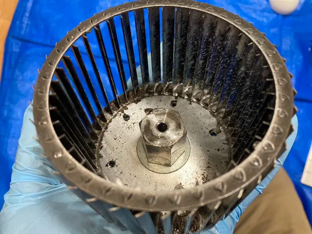内部のファンまで分解してベタベタ油もしっかり落とします！サービスの画像