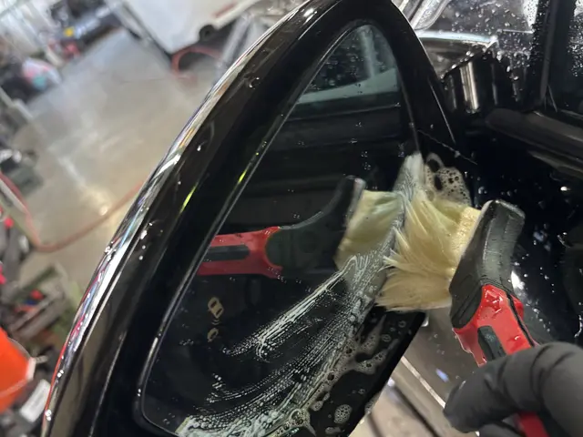 プロの手洗い洗車！ボディ、ホイール・室内清掃までトータルでお任せください！サービスの画像