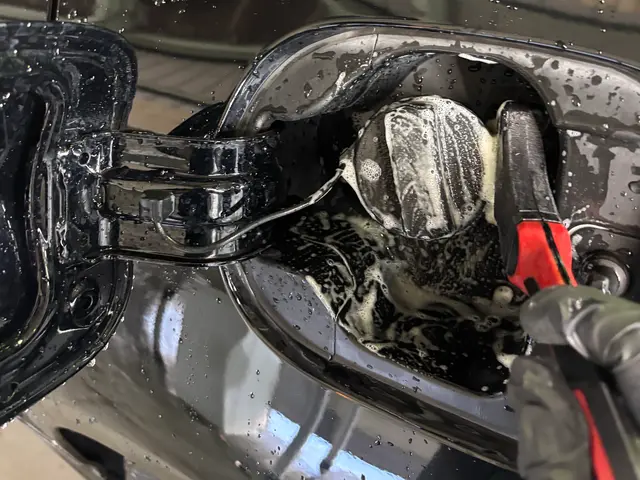 プロの手洗い洗車！ボディ、ホイール・室内清掃までトータルでお任せください！サービスの画像