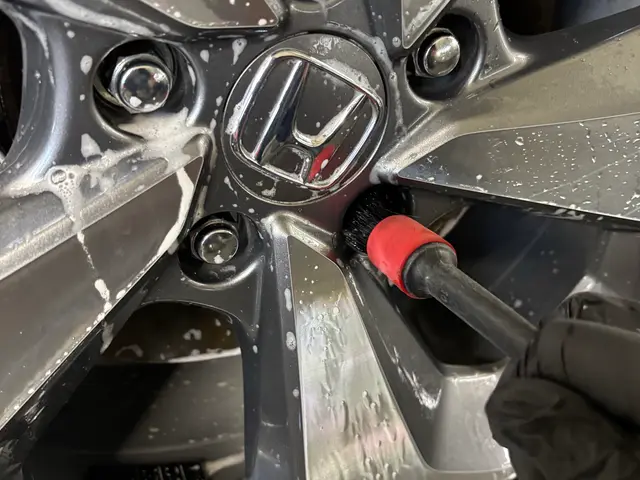 プロの手洗い洗車！ボディ、ホイール・室内清掃までトータルでお任せください！サービスの画像