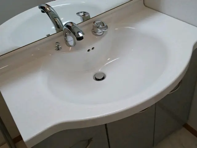 洗面所クリーニング　夫婦でお伺い　駐車場代無料サービスの画像