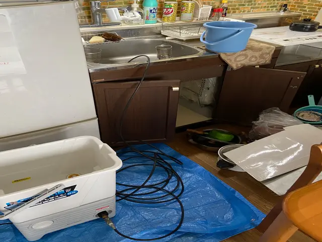 マンション、アパート各部屋の排水管高圧洗浄、自信を持ってプロの技術で排水管洗浄！サービスの画像