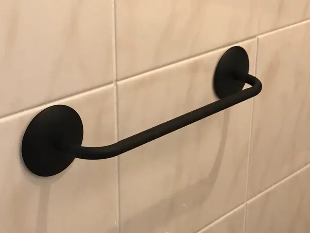 タイル壁・コンクリート壁でもお任せください！タオルハンガー交換で雰囲気◎サービスの画像