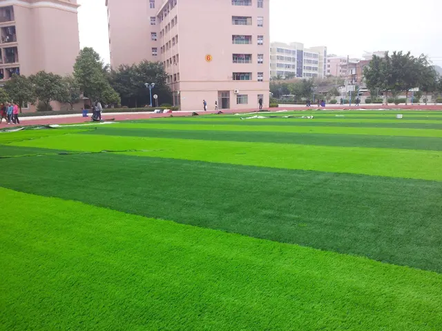 人工芝生張るサービスの画像