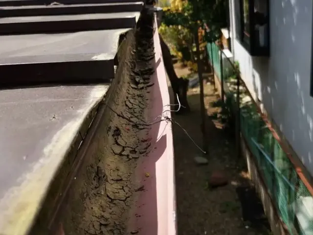 屋根工事、雨樋工事、修理、掃除、点検などお気軽にお問い合わせください。サービスの画像