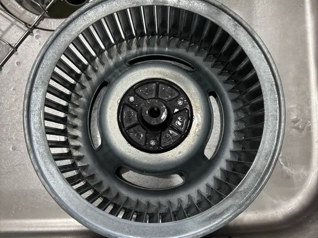 セット割でお得な作業！気になる水垢やカビ汚れを綺麗にします！サービスの画像