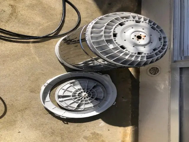 ☆洗浄槽の底、側面の汚れ、気になりませんか？完全分解で嫌な匂いを落としましょう☆サービスの画像