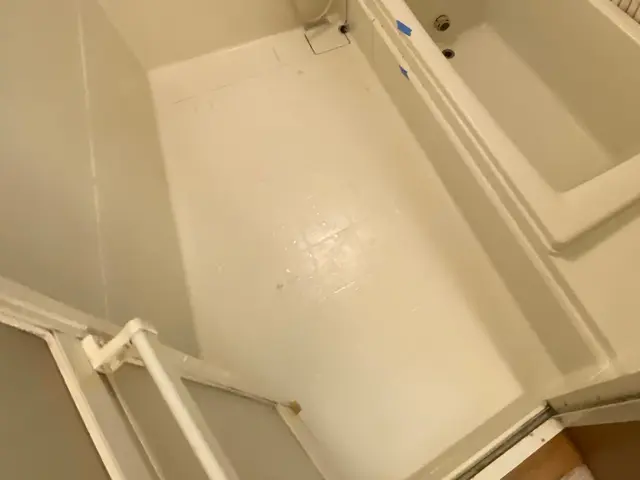 お風呂の床の剥がれ・冷たさ・ひび割れなどでお悩みのお客様、ご相談ください！サービスの画像