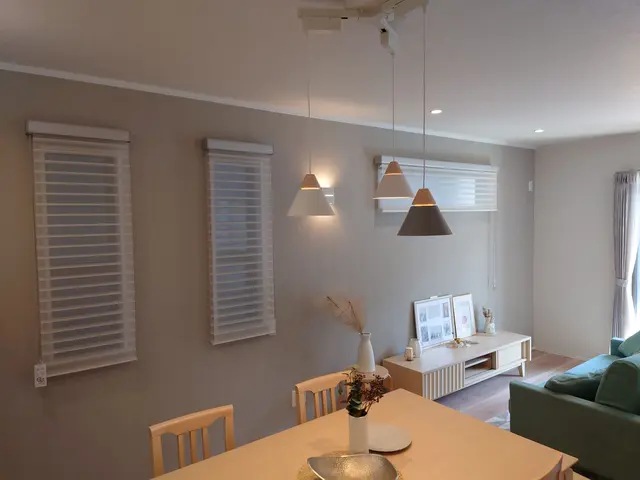 カーテンレール、各種ブラインド、ロールスクリーン等窓廻りのファブリックの取付。サービスの画像