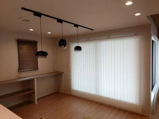 カーテンレール、各種ブラインド、ロールスクリーン等窓廻りのファブリックの取付。サービスの画像