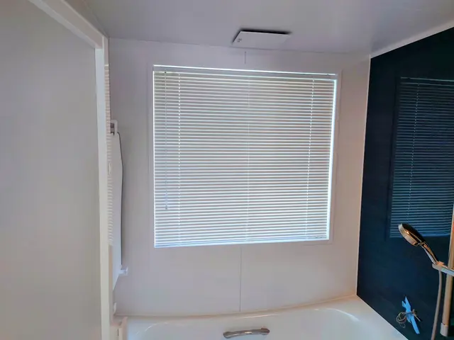 カーテンレール、各種ブラインド、ロールスクリーン等窓廻りのファブリックの取付。サービスの画像