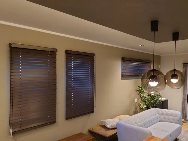 カーテンレール、各種ブラインド、ロールスクリーン等窓廻りのファブリックの取付。サービスの画像