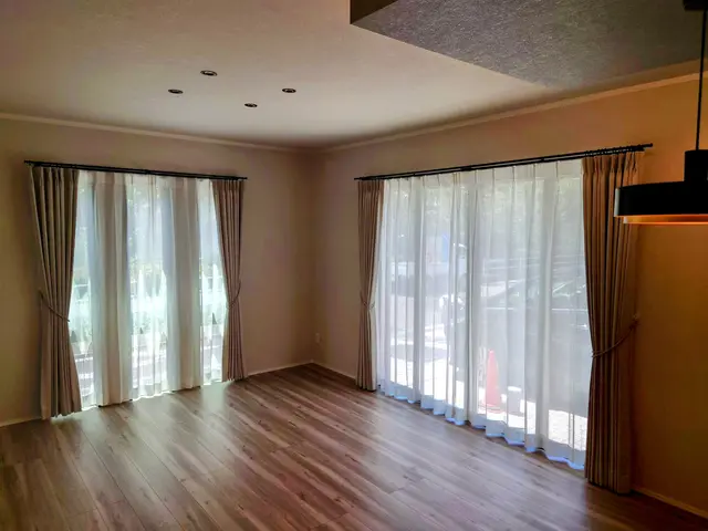 カーテンレール、各種ブラインド、ロールスクリーン等窓廻りのファブリックの取付。サービスの画像