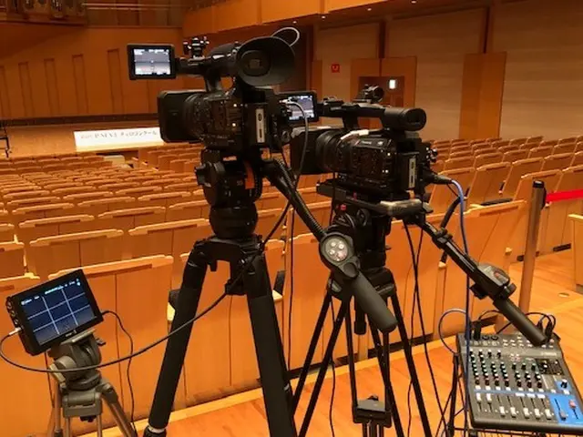 業務用カメラを用いて、感動的な瞬間の映像を制作するトヨタデジタルメディアサービス