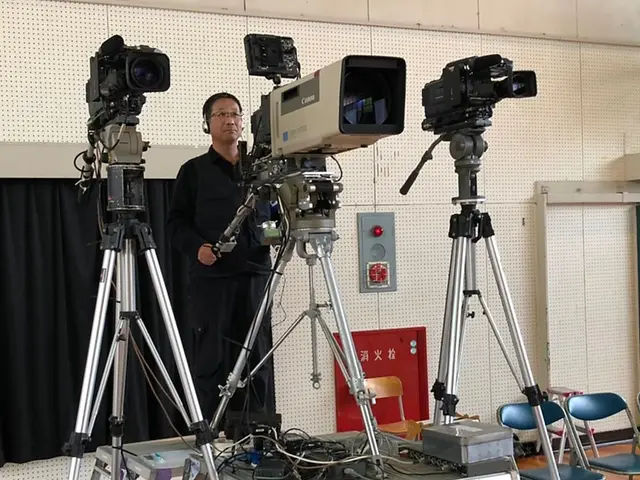 業務用カメラを用いて、感動的な瞬間の映像を制作するトヨタデジタルメディアサービス