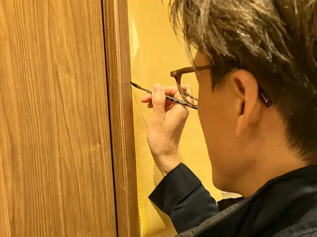 ★見積もり後の追加料金なし★ ドア、ドア枠、扉のキズ、割れ、角の欠け等直します！サービスの画像