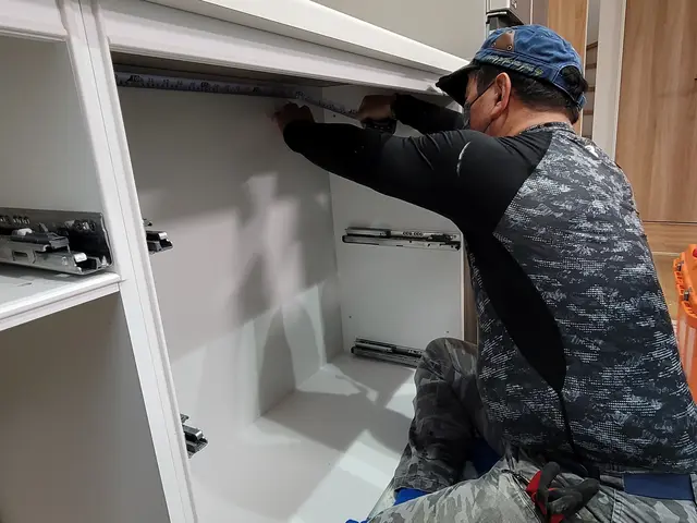 キッチン吊り戸棚の後付け・カップボード設置サービスの画像