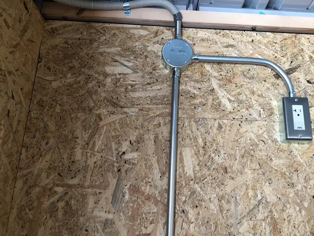 コンセント、スイッチ増設お任せください。エアコン専用コンセントも施工します。サービスの画像