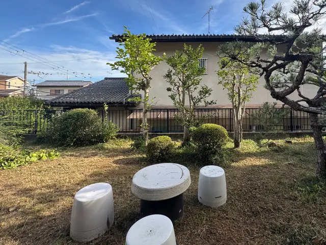 丁寧な草むしり☆手作業で綺麗に除草致します！ご気軽にご相談ください。サービスの画像