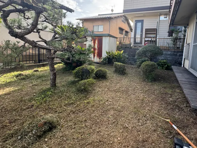 丁寧な草むしり☆手作業で綺麗に除草致します！ご気軽にご相談ください。サービスの画像
