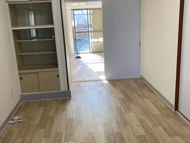 床が肝心！技とお値段でリフォームを応援　！ご相談！置き敷、重ね貼り、全てに対応サービスの画像