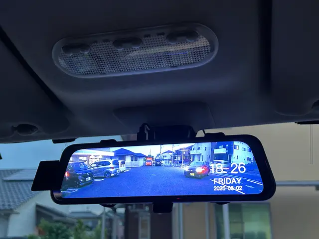 配線は綺麗に隠して取り付けます。ミラー取り付けタイプは別項目の方へお願いしますサービスの画像