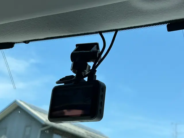 配線は綺麗に隠して取り付けます。ミラー取り付けタイプは別項目の方へお願いしますサービスの画像