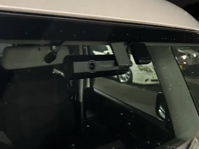 配線は綺麗に隠して取り付けます。ミラー取り付けタイプは別項目の方へお願いしますサービスの画像