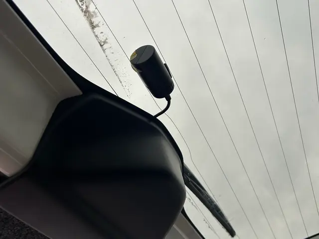 配線は綺麗に隠して取り付けます。ミラー取り付けタイプは別項目の方へお願いしますサービスの画像