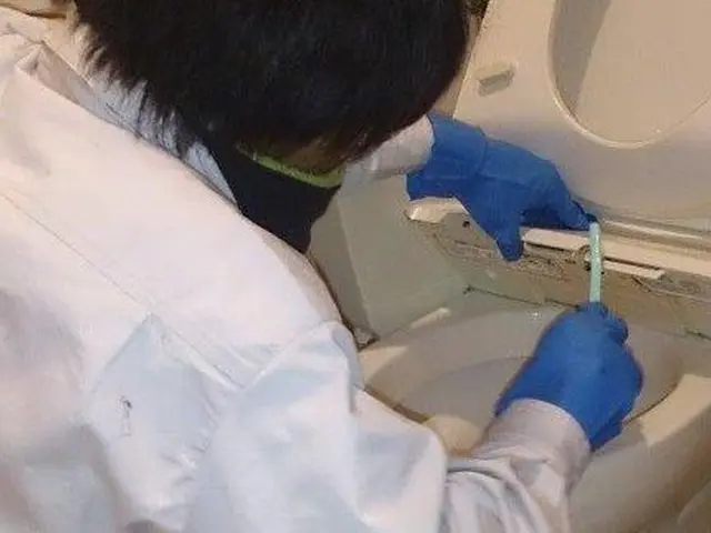 トイレクリーニングで水垢、尿石除去して除菌仕上げサービスの画像