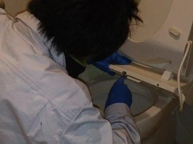 トイレクリーニングで水垢、尿石除去して除菌仕上げサービスの画像