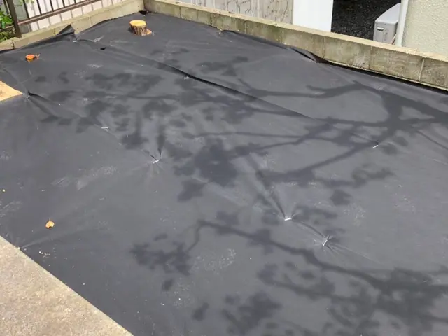 雑草対策！早めに対策を！防草シート張り・砂利敷の施工はお任せください！サービスの画像