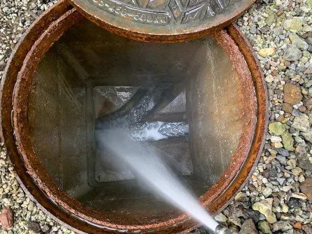 店舗内グリストラップ、シンク、トイレ等の排水管清掃サービスの画像