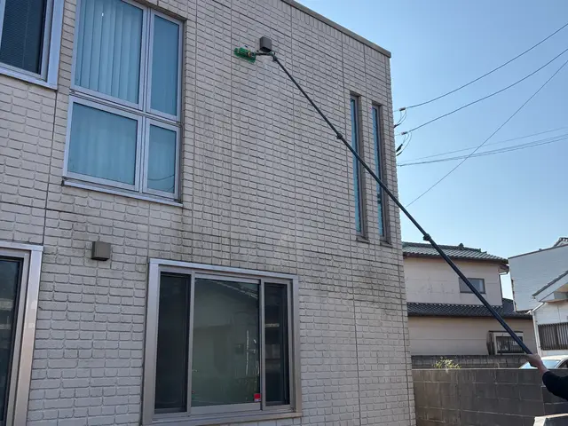 外壁洗浄、クリーニング　伸縮ブラシで足場不要　汚れが飛び散らずクレームゼロを実現サービスの画像