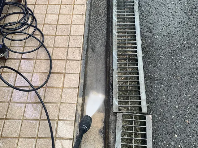 排水溝の詰まりも除去可能です【側溝掃除】サービスの画像