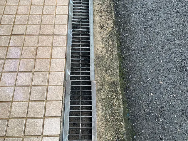 排水溝の詰まりも除去可能です【側溝掃除】サービスの画像