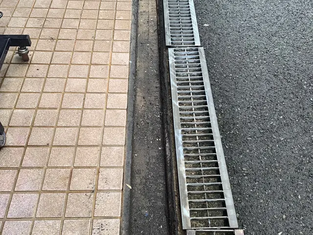排水溝の詰まりも除去可能です【側溝掃除】サービスの画像