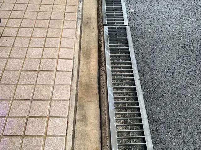 排水溝の詰まりも除去可能です【側溝掃除】サービスの画像