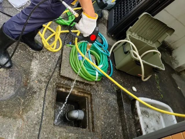 側溝洗浄お任せください。高圧洗浄機による洗浄清掃作業サービスの画像