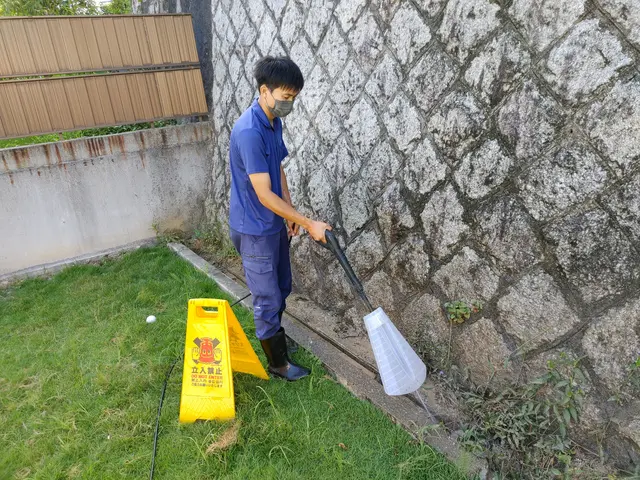 側溝洗浄お任せください。高圧洗浄機による洗浄清掃作業サービスの画像
