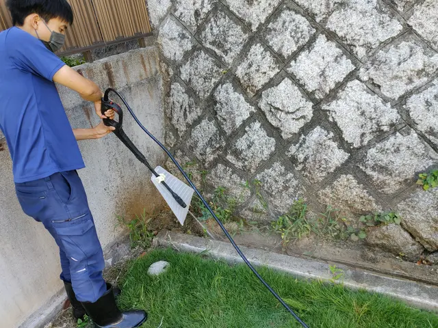 側溝洗浄お任せください。高圧洗浄機による洗浄清掃作業サービスの画像