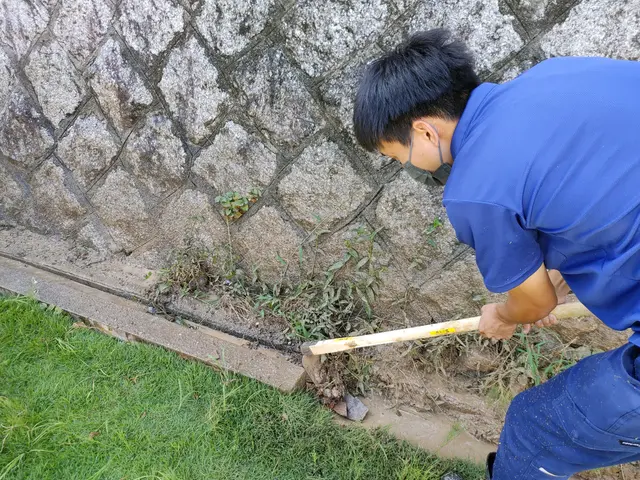 側溝洗浄お任せください。高圧洗浄機による洗浄清掃作業サービスの画像