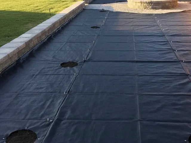 「草刈りの手間を減らす、長持ち防草シート施工」サービスの画像