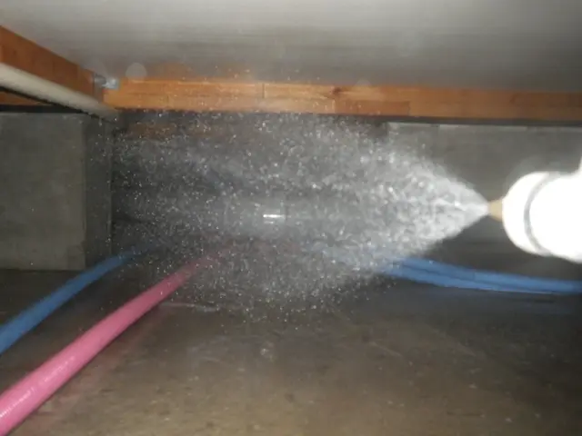 【白蟻予防】床下の防蟻、防カビ、防腐を行うバリア施工です。サービスの画像