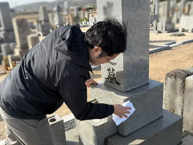 大切なお墓をまごころ込めて丁寧にお掃除いたします。サービスの画像