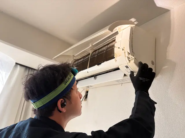 エアコン工事お任せください！丁寧な作業を心がけています。サービスの画像