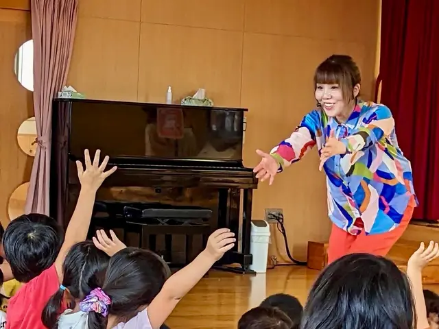 【0〜5歳児迄の子供向け】子供が参加して楽しめる手遊び歌とお歌紙芝居のコンサート