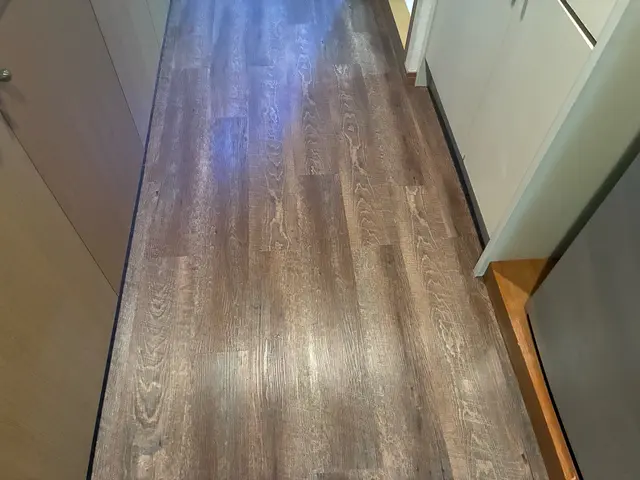 フロアタイル（塩ビタイル）の上貼り。よくある質問に金額載せてます。サービスの画像