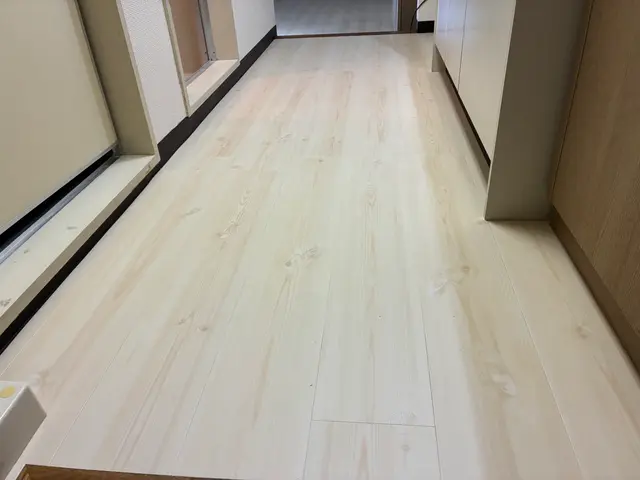 フロアタイル（塩ビタイル）の上貼り。よくある質問に金額載せてます。サービスの画像